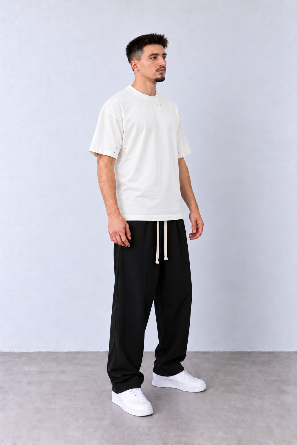 Tricou Bărbați Alb din Bumbac Rupturi, vedere pe model cu poziție alternativă a brațelor și picioarelor.