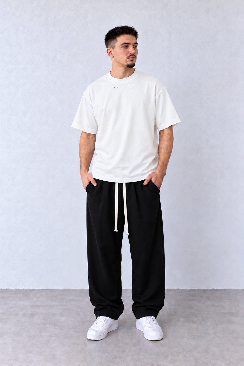 Tricou Bărbați Alb din Bumbac Rupturi, vedere integrală pe model, în postură naturală.