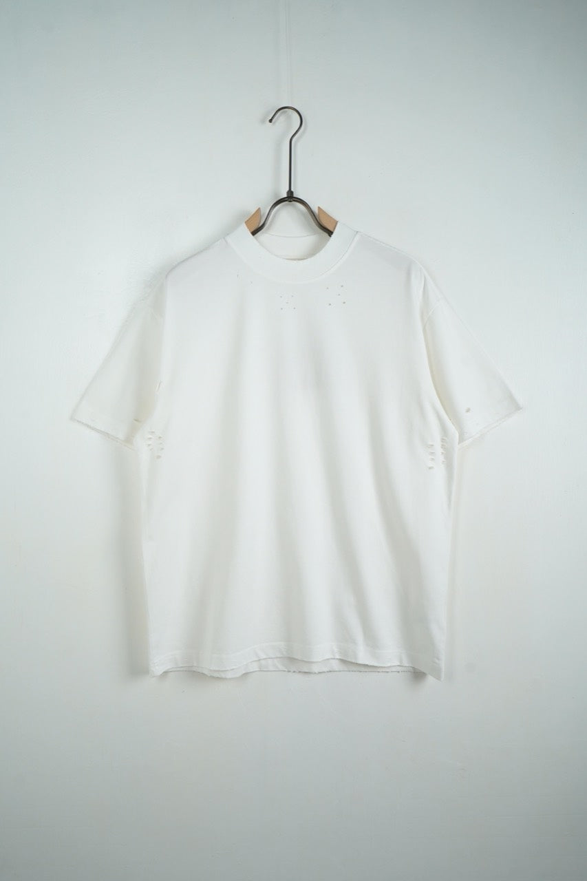 Tricou bărbătesc alb din bumbac cu rupturi pe umeraș, vedere frontală