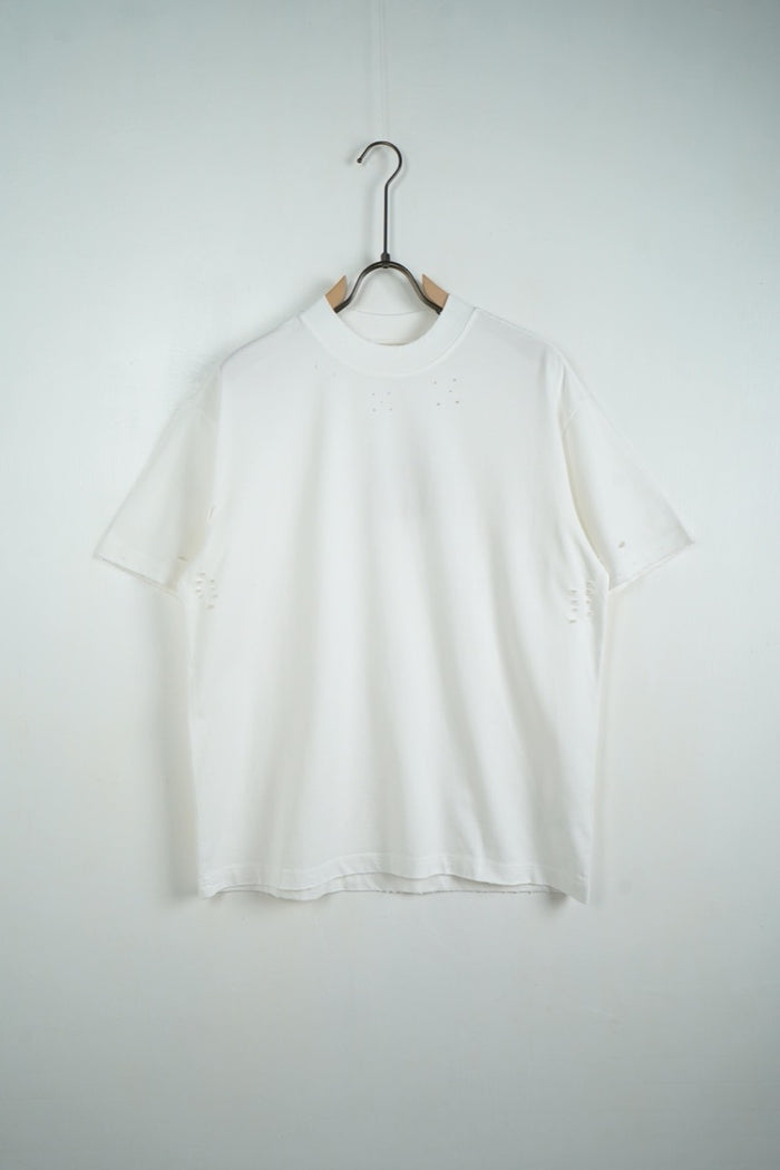 Tricou bărbătesc alb din bumbac cu rupturi pe umeraș, vedere frontală