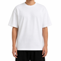 Tricou bărbați alb regular din 100% bumbac pe model