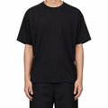 Tricou bărbați negru regular din 100% bumbac pe model