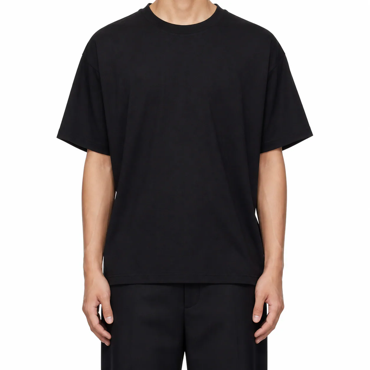 Tricou bărbați negru regular din 100% bumbac pe model