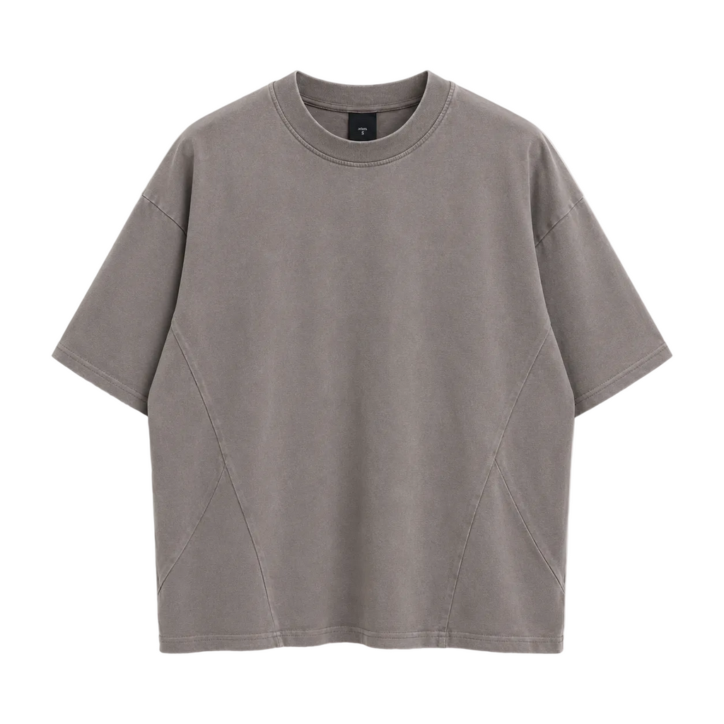 Tricou crem din bumbac pentru bărbați, evidențiind detaliul cu cusături speciale în partea de jos a finisajului, stil minimalist.