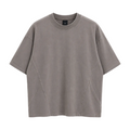 Tricou crem din bumbac pentru bărbați, evidențiind detaliul cu cusături speciale în partea de jos a finisajului, stil minimalist.