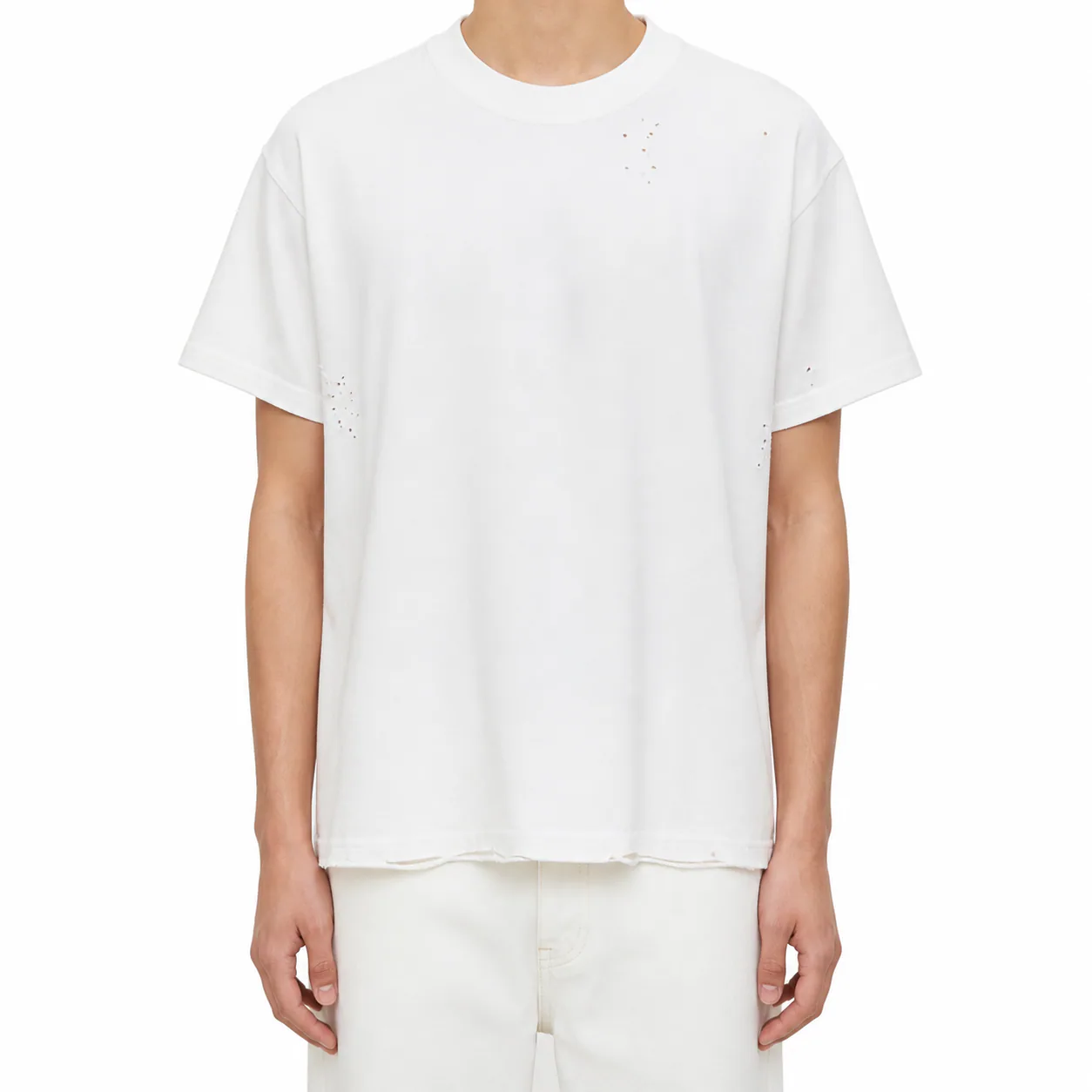 Tricou bărbați alb cu rupturi din bumbac pe model