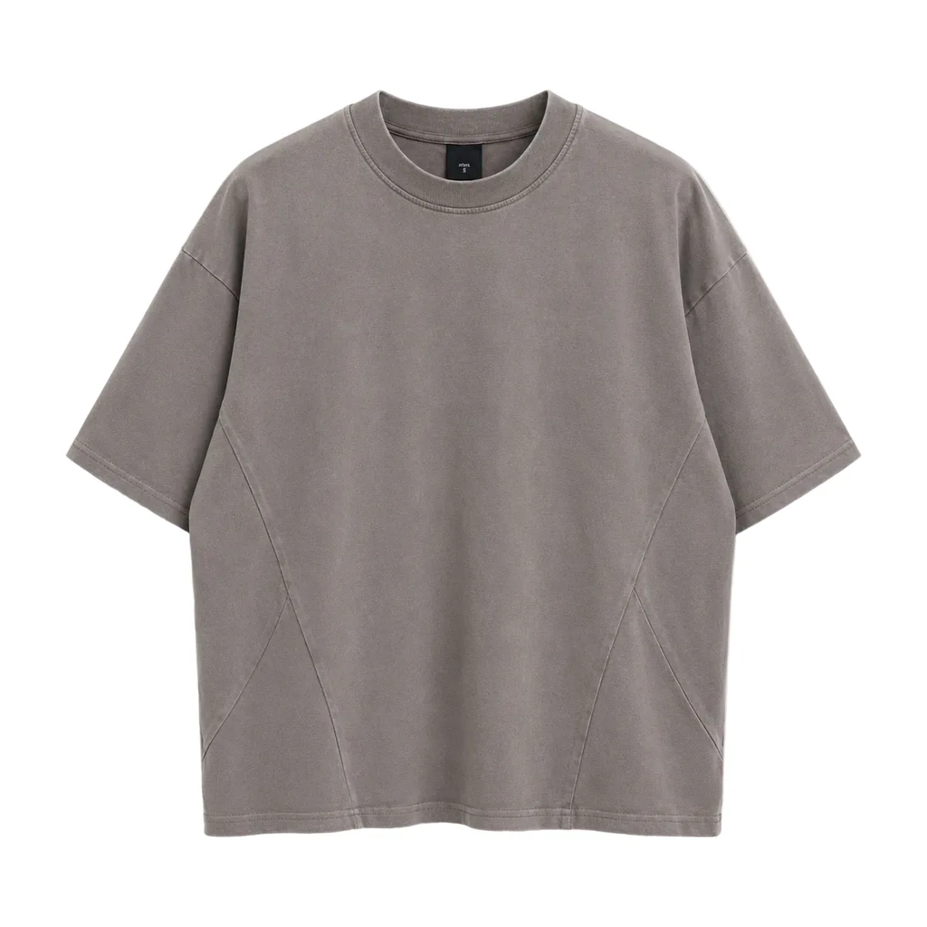 Tricou crem din bumbac pentru bărbați, evidențiind detaliul cu cusături speciale în partea de jos a finisajului, stil minimal