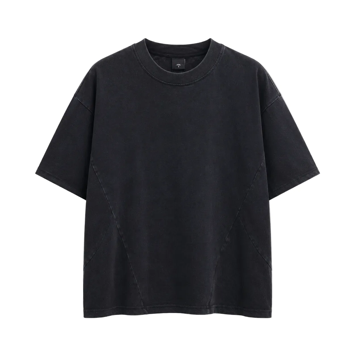 Tricou negru din bumbac pentru bărbați, evidențiind detaliul cu cusături speciale în partea de jos a finisajului, stil urban.