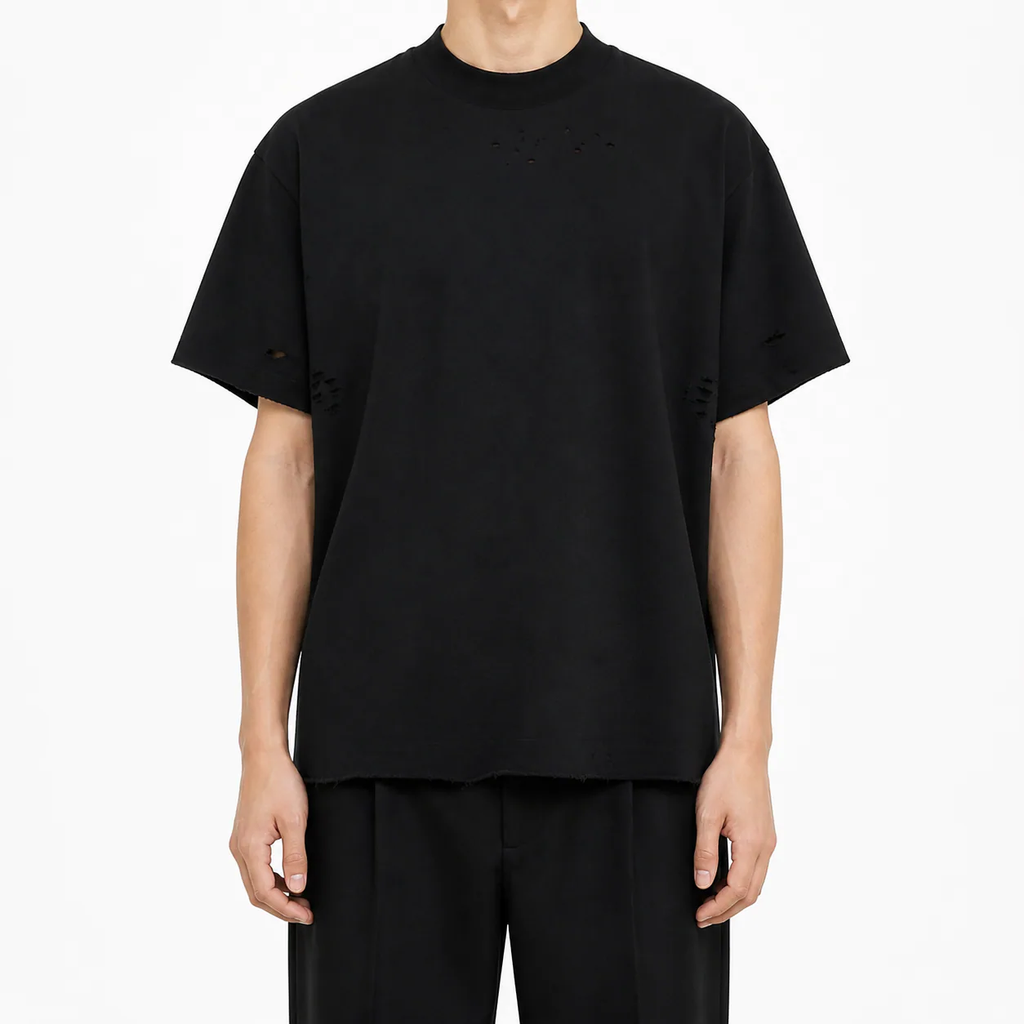 Tricou bărbați negru cu rupturi din bumbac pe model
