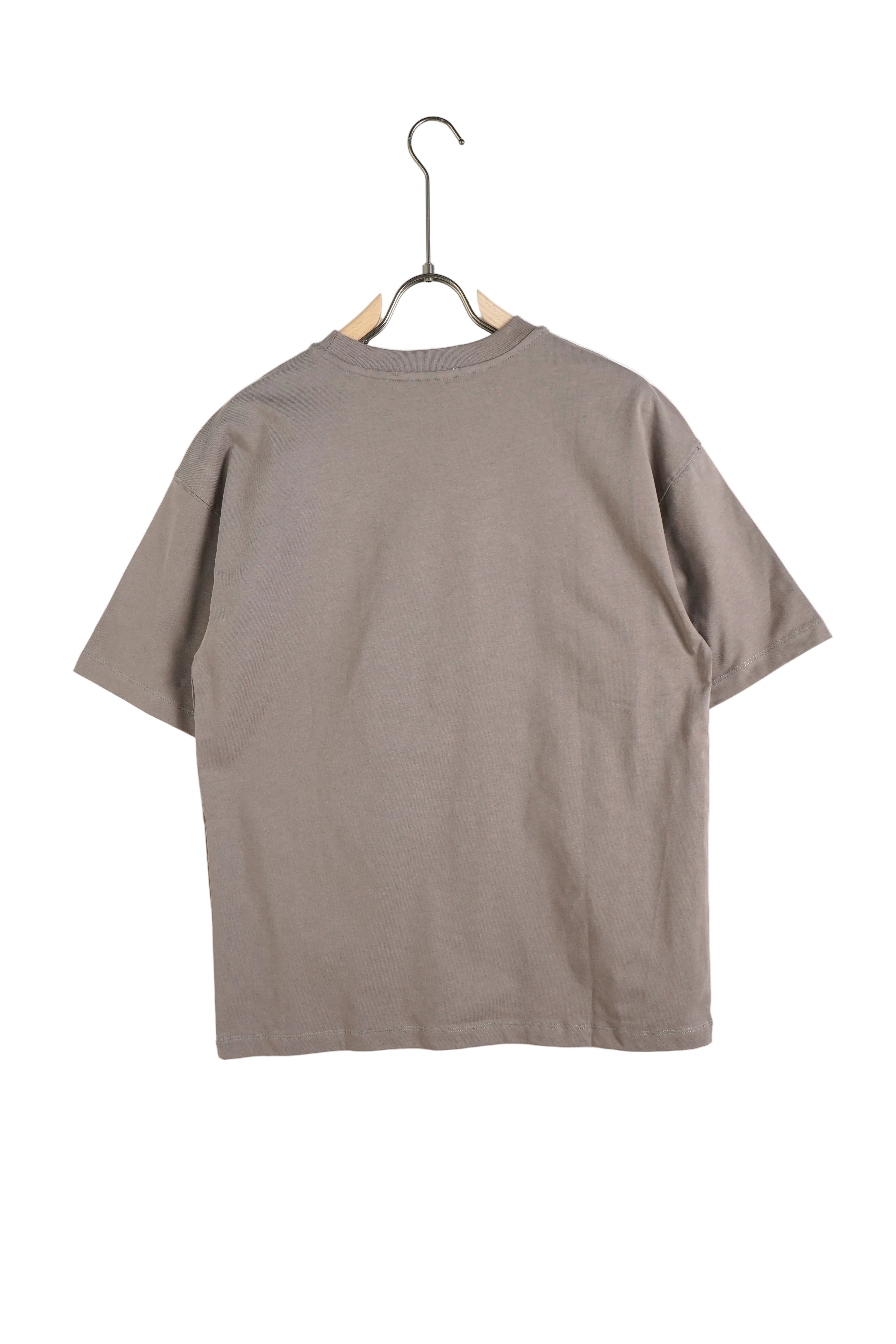 Tricou bumbac nuanță khaki militar, design unisex potrivit pentru bărbați și femei, disponibil în mărimi de la S la XL.