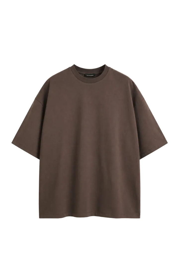 Tricou maro cu cusătură centrală pe spate, vedere din față