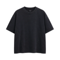 Tricou negru din bumbac pentru bărbați, evidențiind detaliul cu cusături speciale în partea de jos a finisajului, stil urban.