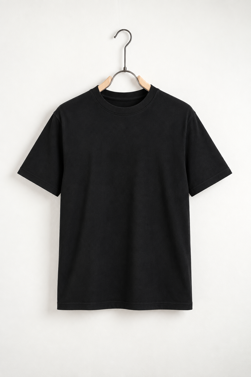 Tricou Bărbați Negru Simplu din Bumbac 100% – fotografie produs pe umeraș
