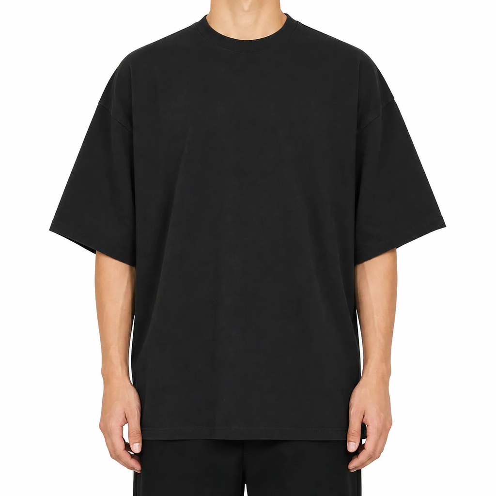 Tricou negru pentru bărbați cu cusătură centrală pe spate, purtat – Atelier AXD