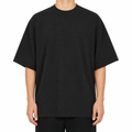 Tricou negru pentru bărbați cu cusătură centrală pe spate, purtat – Atelier AXD