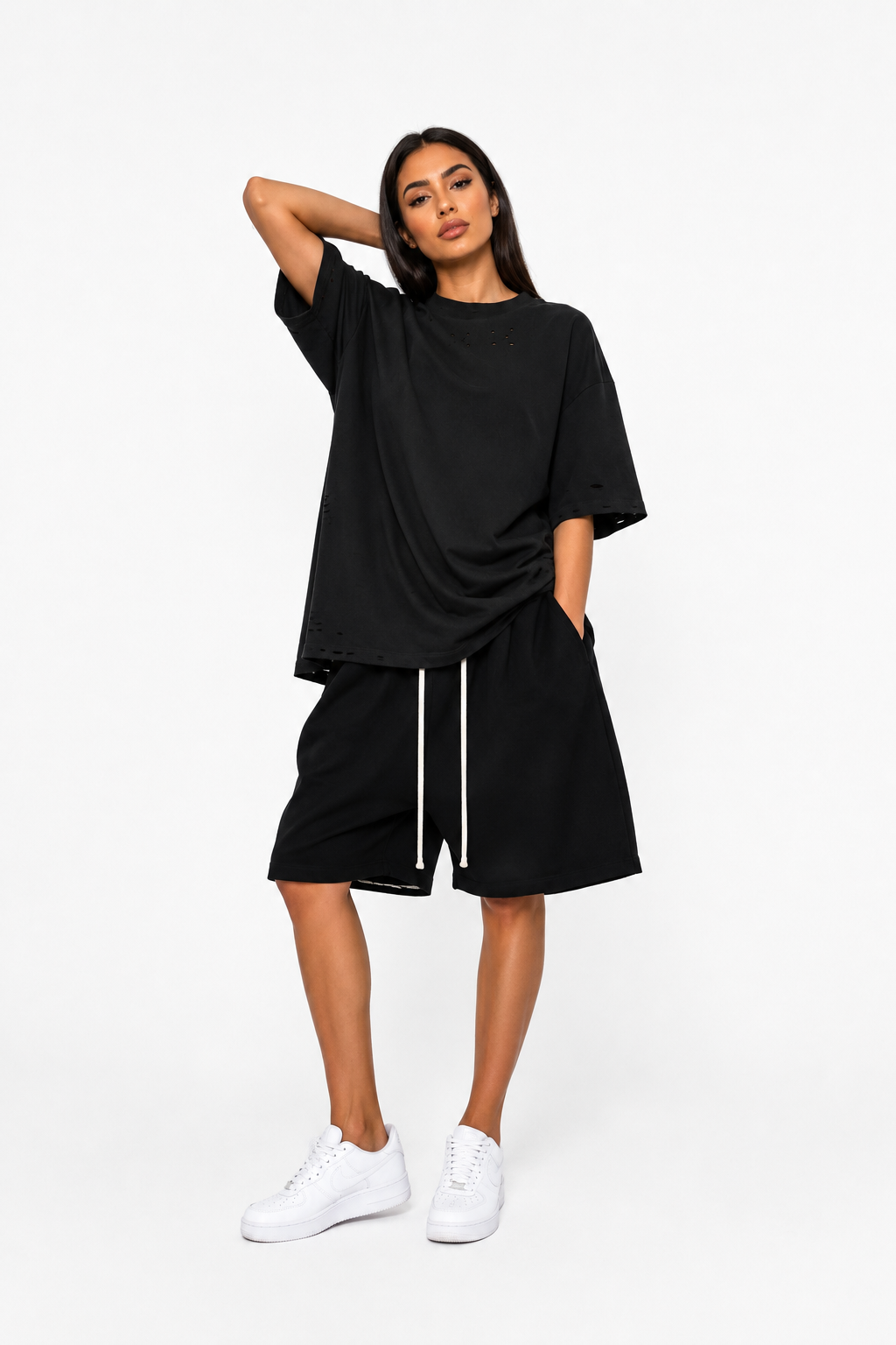 Model feminin purtând haine streetwear masculine oversized negre cu fit luxury minimalist