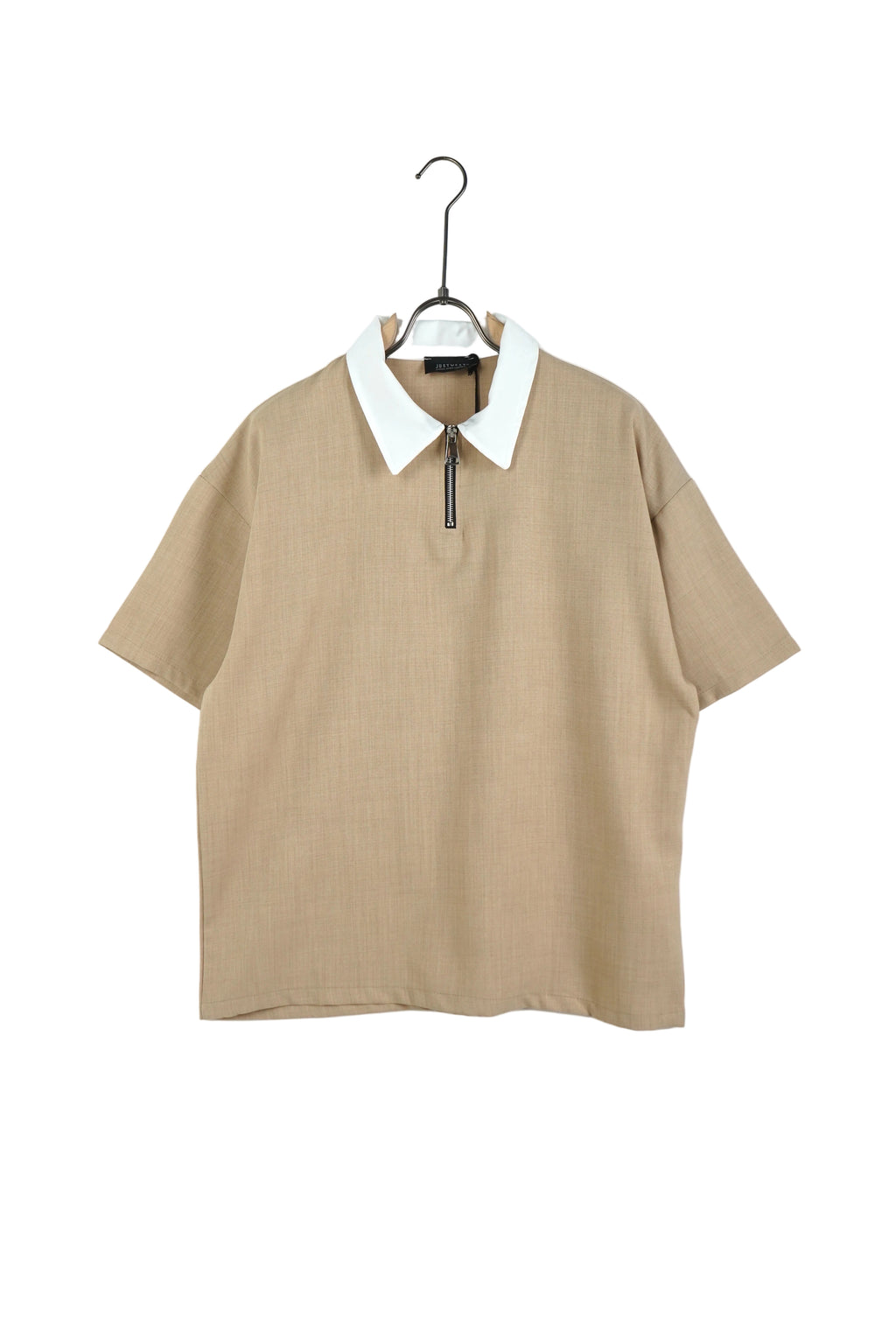 Tricou bărbătesc bej cu guler înalt și fermoar metalic scurt, croială regular fit, ideal pentru ținute casual de zi.