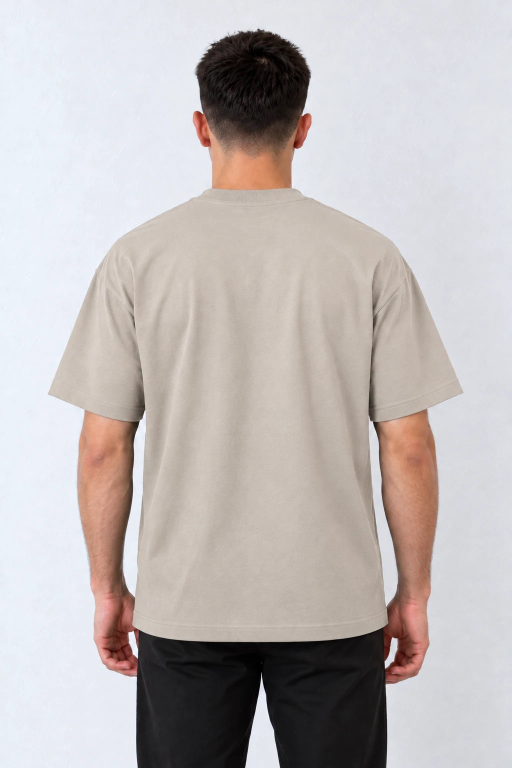 Tricou bej din bumbac pentru bărbați, L815002 cu croială lejeră, vedere apropiată a spatelui simplu.