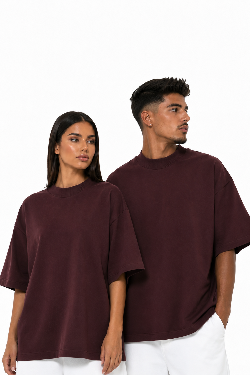 Model femeie și model bărbat purtând tricou gri deschis unisex oversize cu guler strâns Atelier AXD, pe fundal alb.