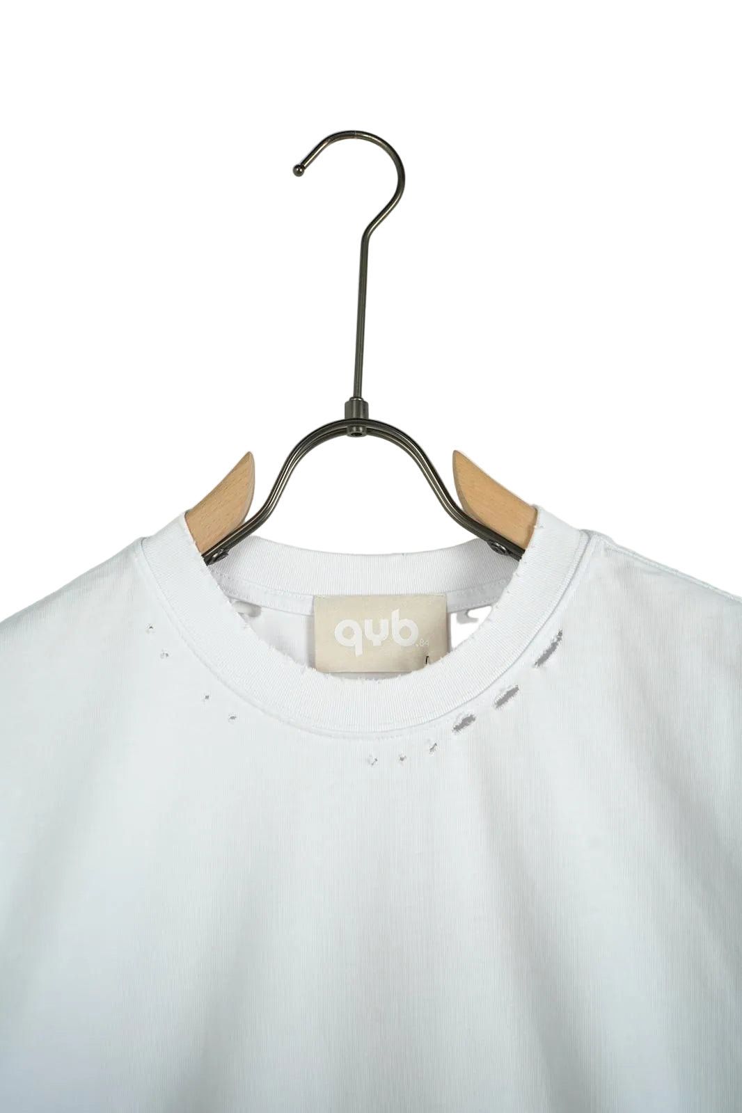 Tricou casual alb cu rupturi fine, croială unisex relaxată, disponibil în mărimile S, M, L, XL