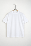 Tricou Casual Bărbați Alb cu Croială Relaxată, vedere frontală pe umeraș, fundal deschis