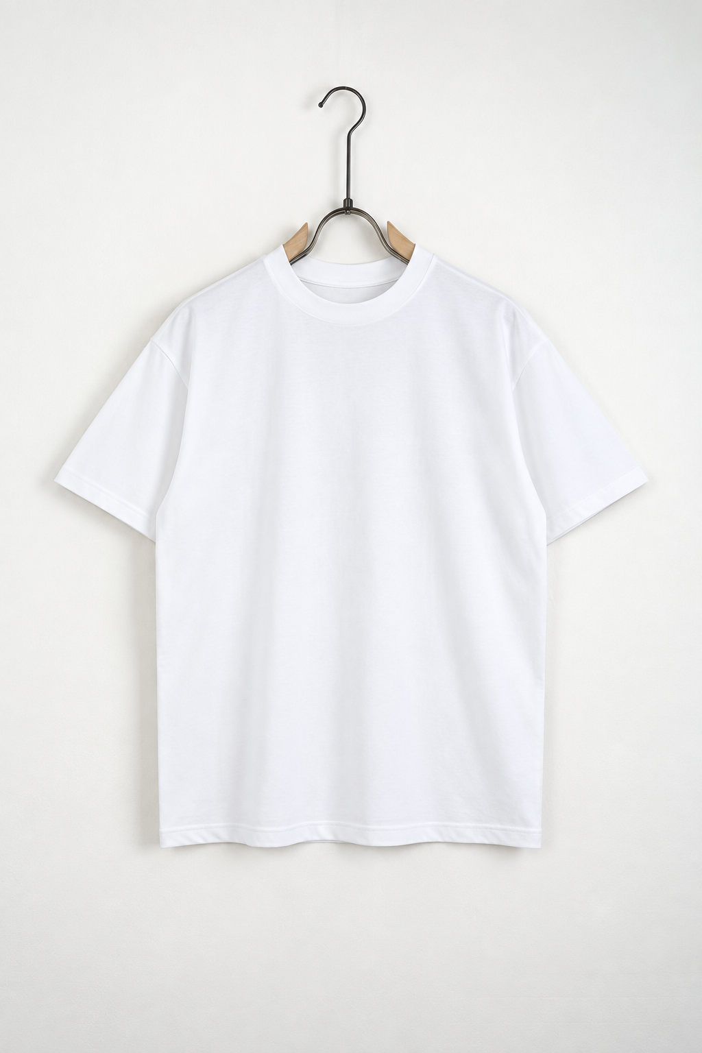 Tricou Casual Bărbați Alb cu Croială Relaxată, vedere frontală pe umeraș, fundal deschis