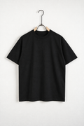 Tricou Casual Bărbați Negru cu Croială Relaxată, vedere frontală pe umeraș, fundal deschis