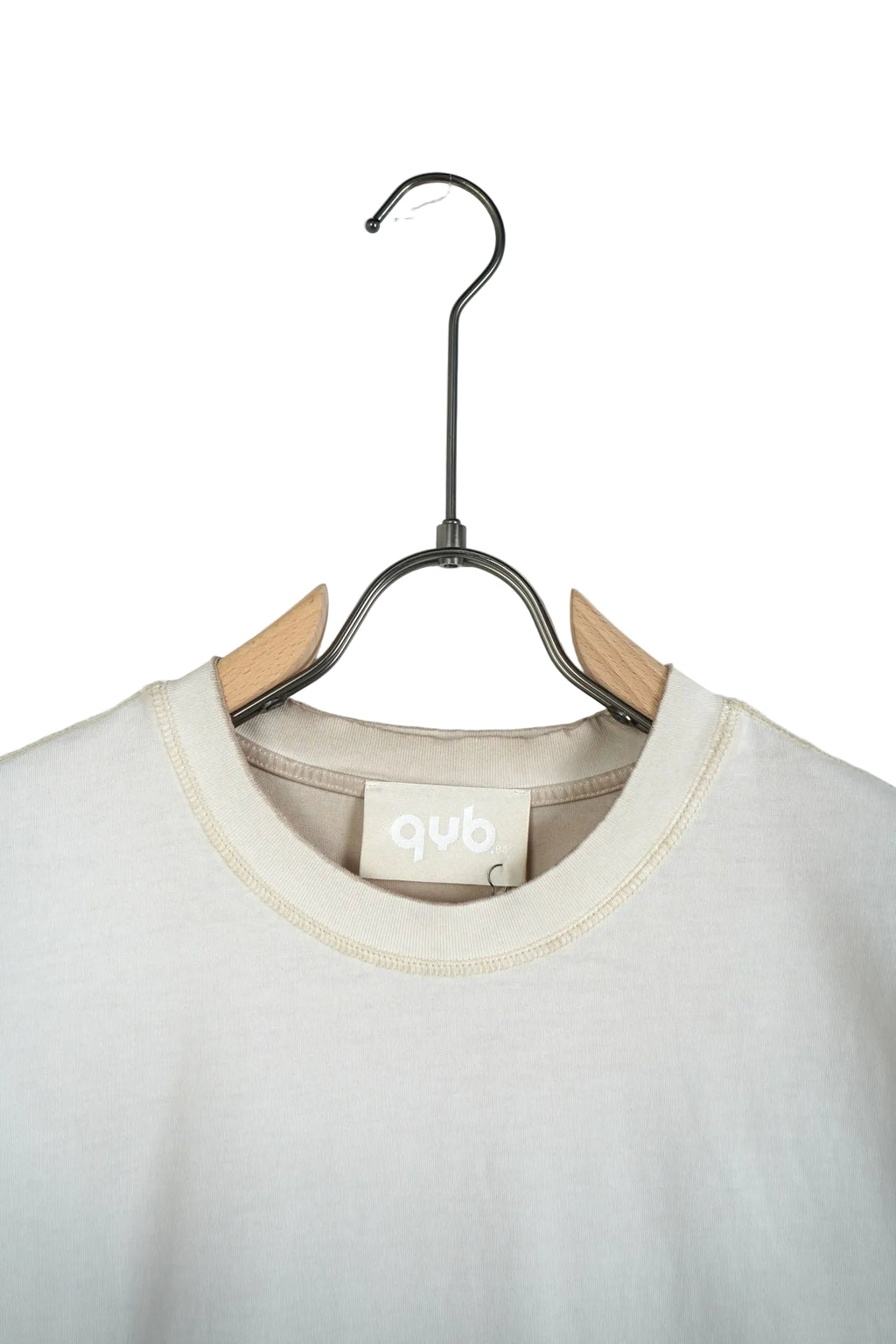 Tricou bărbați nuanță crem-beige cu detalii de uzură controlată, material bumbac premium, mărimi disponibile S-XL.