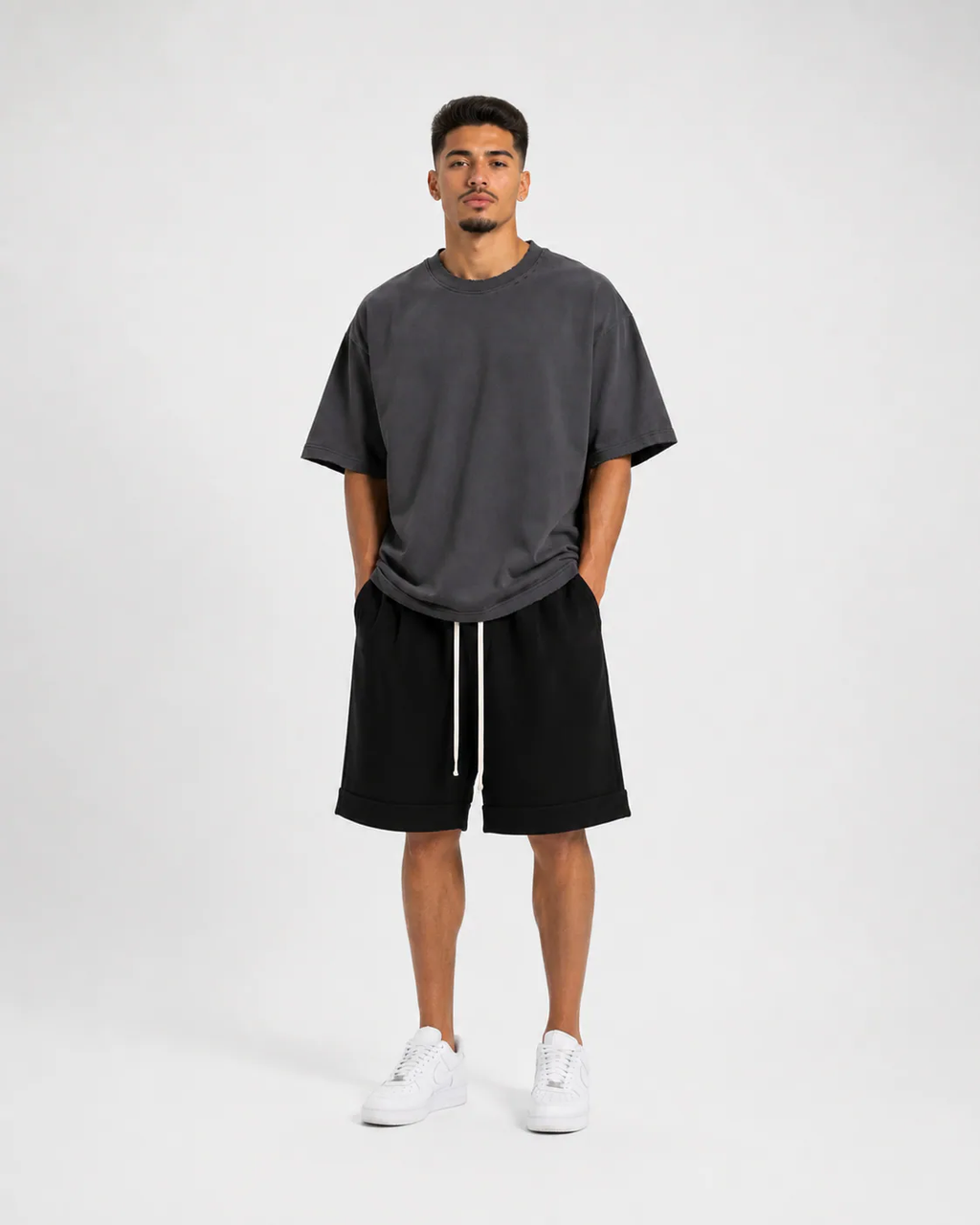 Outfit streetwear pentru bărbați cu tricou oversized charcoal distressed