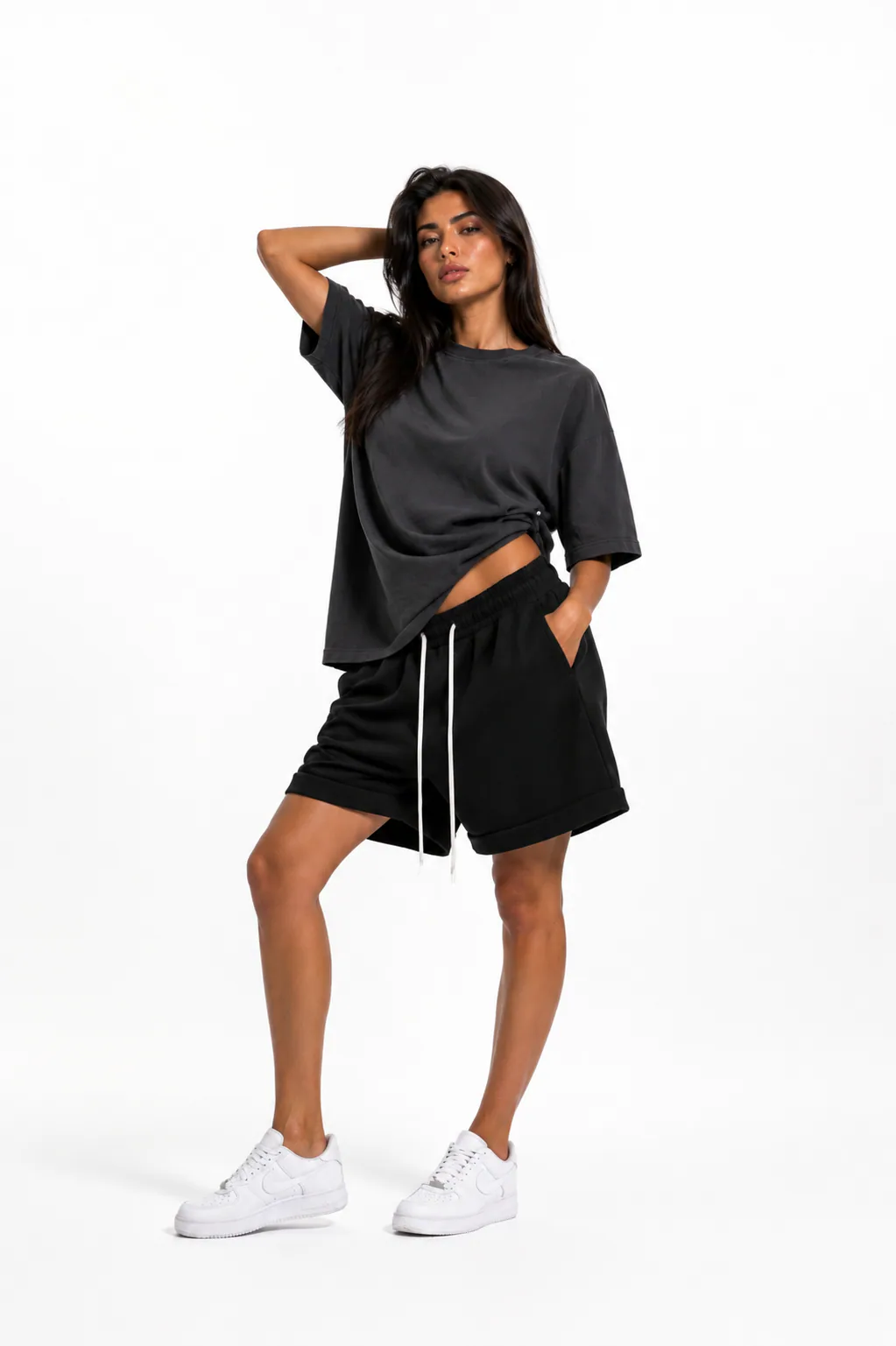 Fashion editorial feminin cu tricou charcoal distressed și stil luxury streetwear