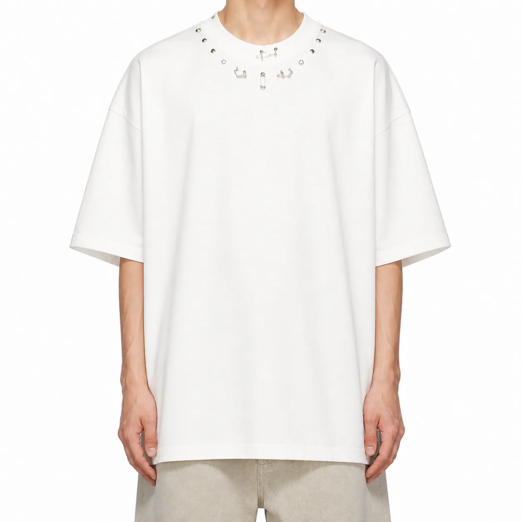 Tricou bărbați alb oversized cu mix de ținte metalice, purtat pe model