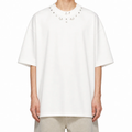 Tricou bărbați alb oversized cu mix de ținte metalice, purtat pe model