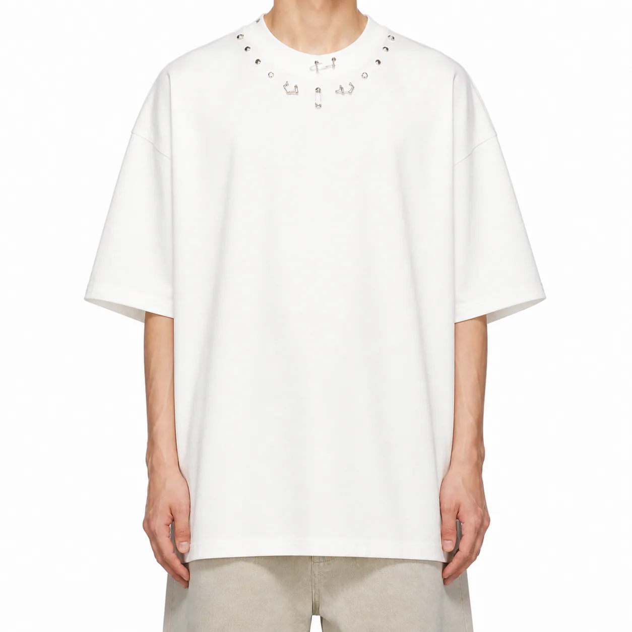 Tricou bărbați alb oversized cu mix de ținte metalice, purtat pe model