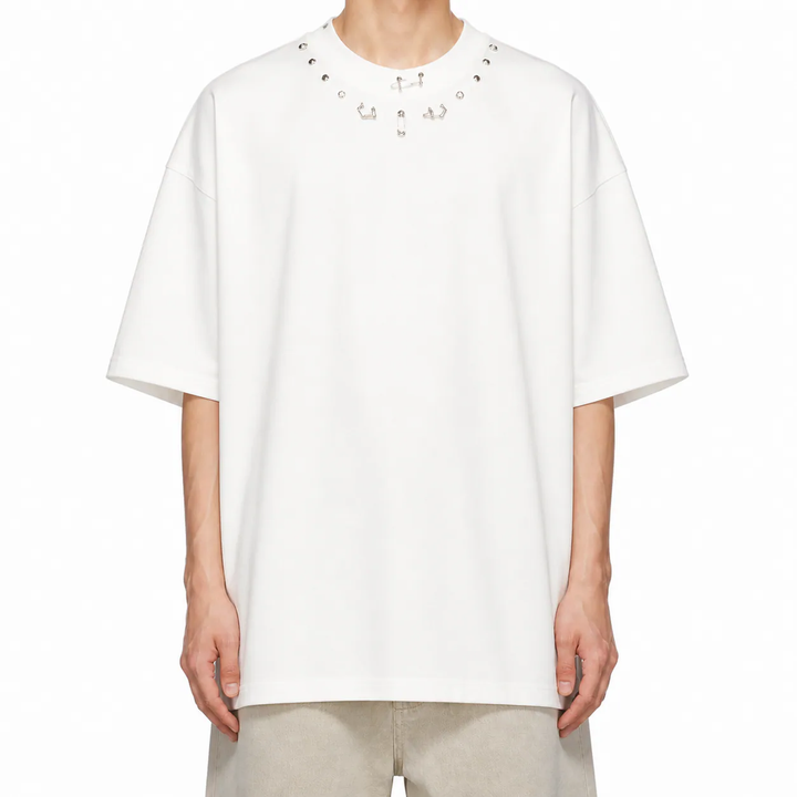 Tricou bărbați alb oversized cu mix de ținte metalice, purtat pe model
