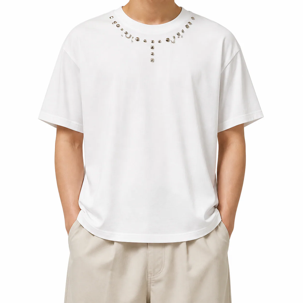 Tricou bărbați alb cu ținte metalice pe model