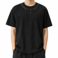Tricou bărbați negru cu ținte metalice pe model