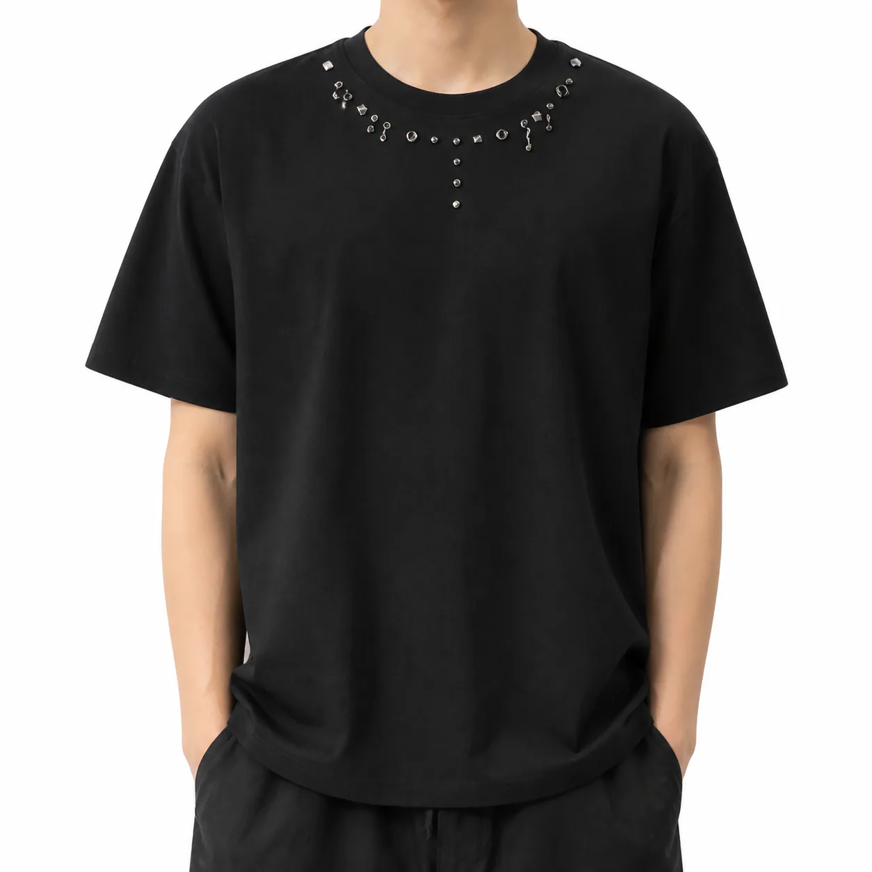 Tricou bărbați negru cu ținte metalice pe model