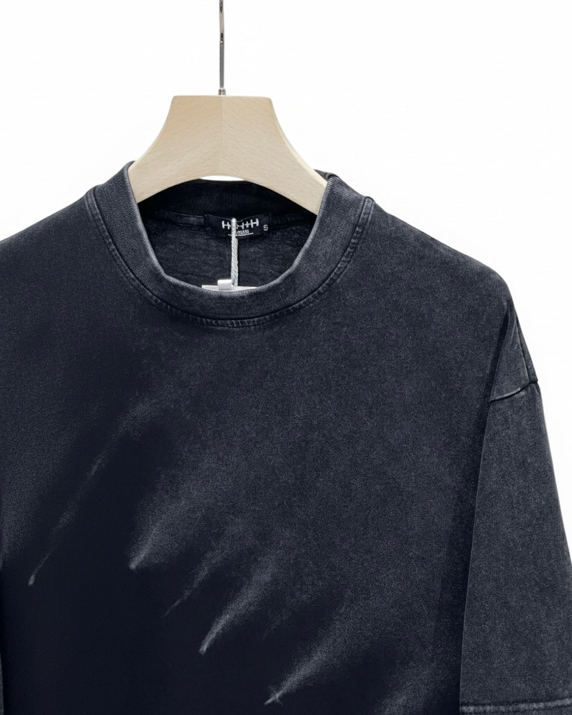 Bărbat purtând un tricou lejer din bumbac cu efect fade de la negru la gri
