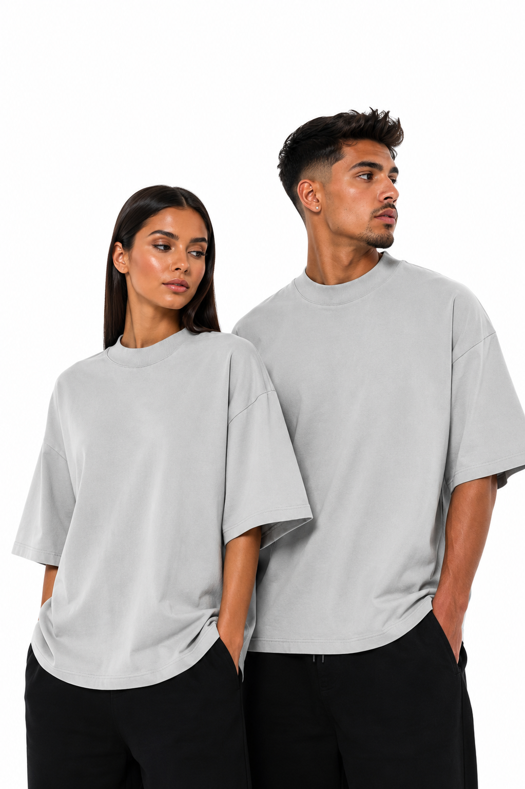 Model femeie și model bărbat purtând tricou gri deschis unisex oversize cu guler strâns Atelier AXD, pe fundal alb.