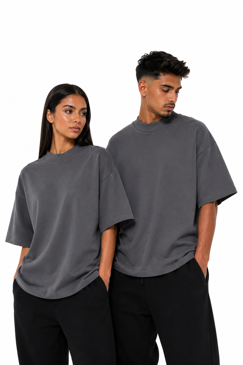 Model femeie și model bărbat purtând tricoul gri închis unisex oversize cu guler strâns Atelier AXD, fotografiat pe fundal alb.