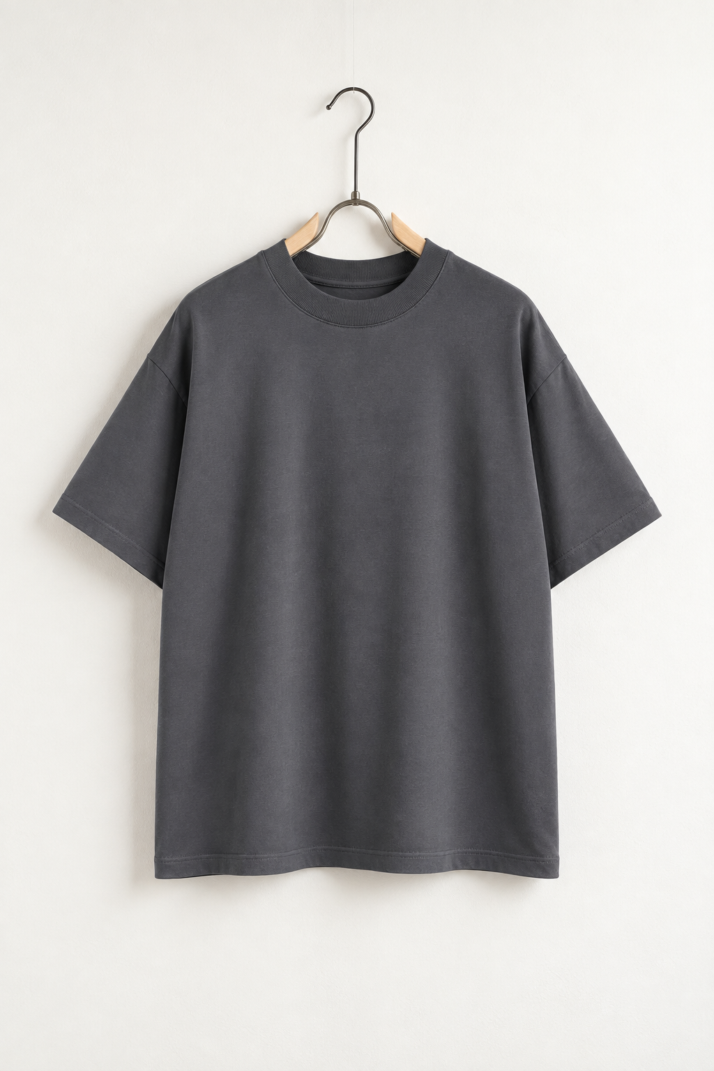 Tricou Gri inchis Unisex - Bumbac 100%, Guler la Bază – fotografie produs pe umeraș