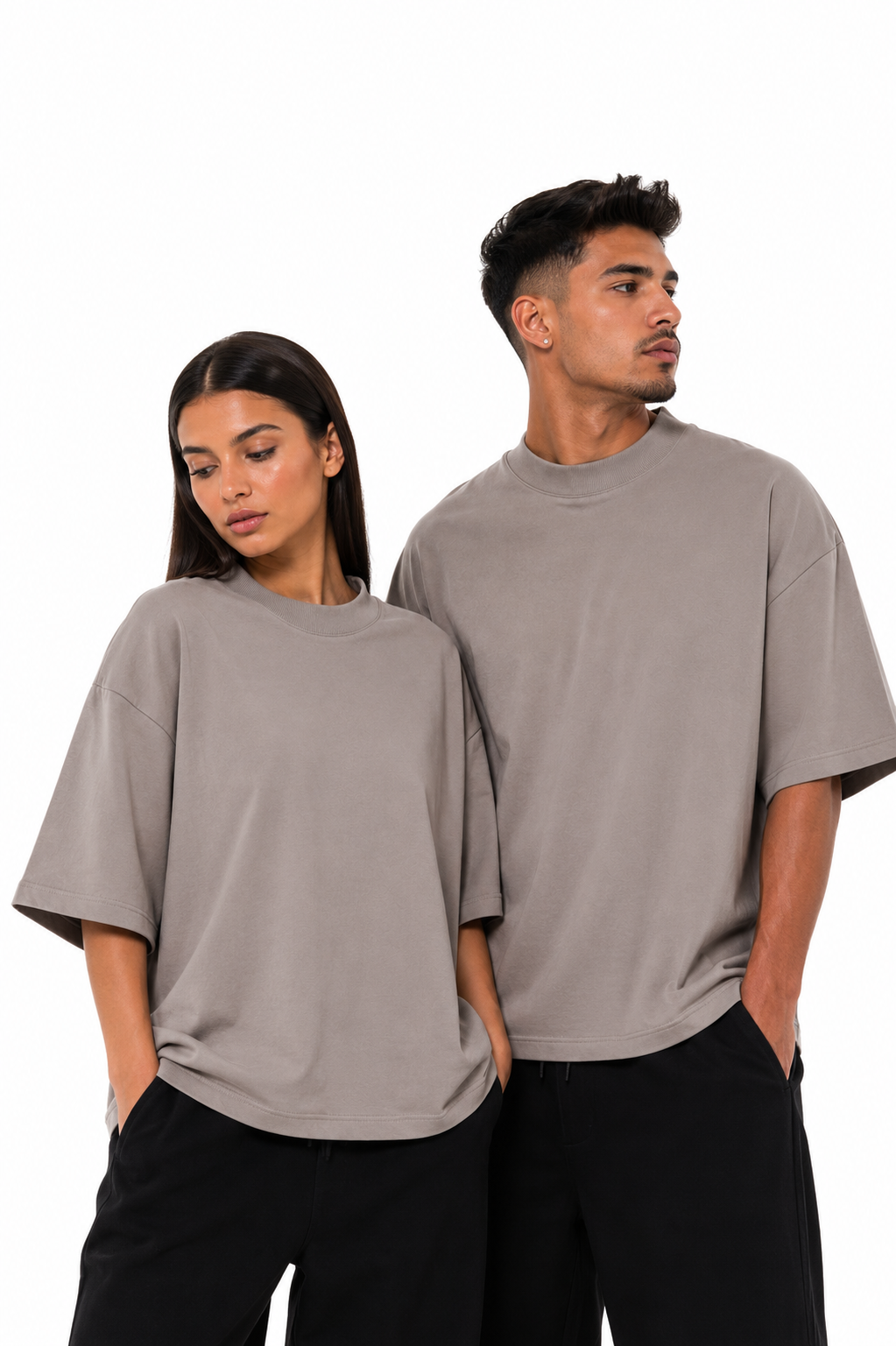 Model femeie și model bărbat purtând tricoul Khaki Închis Unisex Atelier AXD din 100% bumbac, cu guler la bază, fotografiat pe fundal alb.