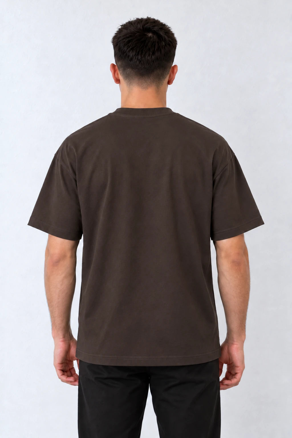 Tricou maro închis din bumbac pentru bărbați, L815002 cu croială lejeră, vedere apropiată a spatelui simplu.