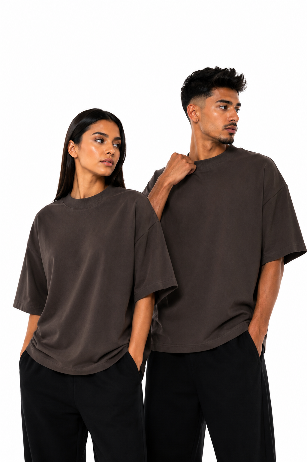 Model femeie și model bărbat purtând tricoul Maro Închis Unisex Atelier AXD din 100% bumbac, cu guler la bază, fotografiat pe fundal alb.