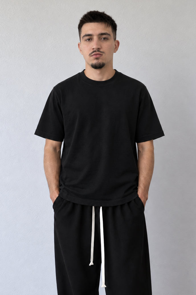 Tricou simplu negru DUCA-Q19, vedere frontală apropiată cu guler rotund și mâneci scurte.