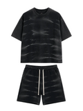 Tricou negru cu croi lejer din 100% bumbac, prezentând un design modern cu efect prespălat și dungi orizontale subtile.
