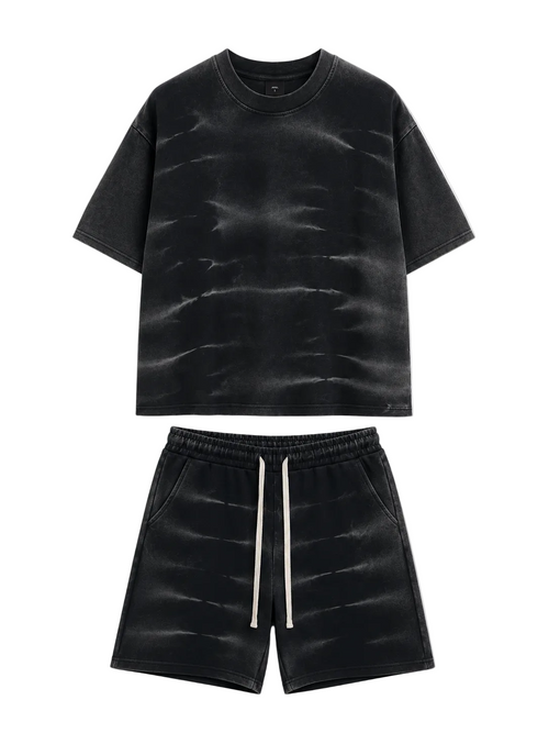 Tricou negru cu croi lejer din 100% bumbac, prezentând un design modern cu efect prespălat și dungi orizontale subtile.
