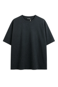 Tricou negru oversized premium cu detalii perforate și aplicații tip strass în partea inferioară, fotografiat în studio minimalist pe fundal deschis