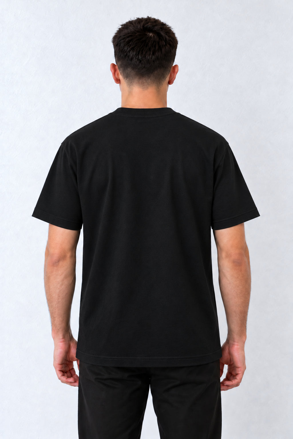 Tricou negru regular DUCA-Q19 pe model, vedere din spate cu tiv drept și mâneci scurte.