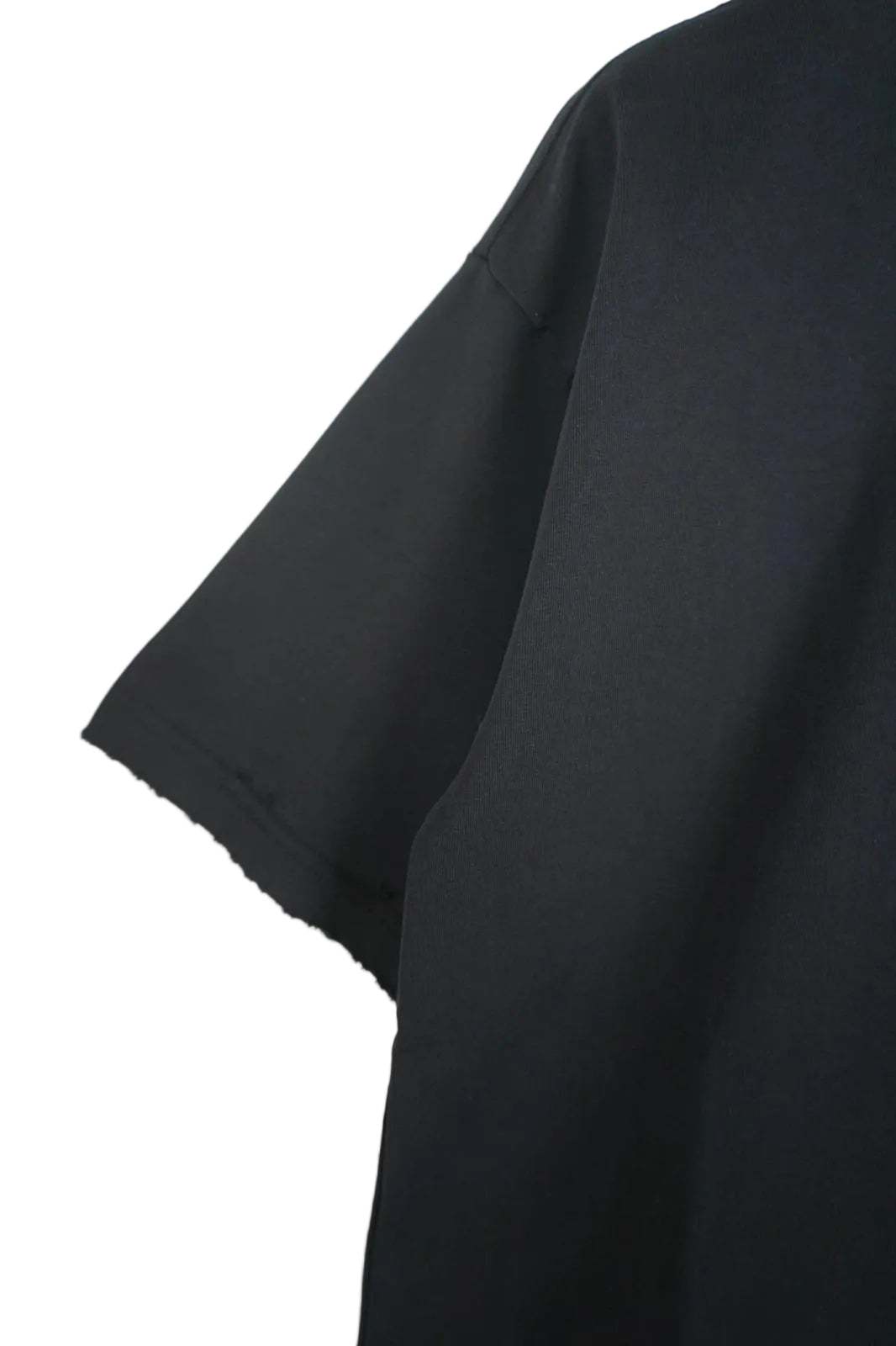 Tricou negru bărbați și femei cu detalii rupte manual, design unisex modern pentru ținute streetwear